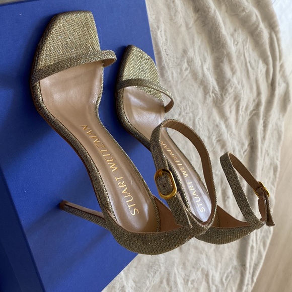 Stuart Weitzman Nudistcurve 100 Sandal in Platino - Picture 4 of 8